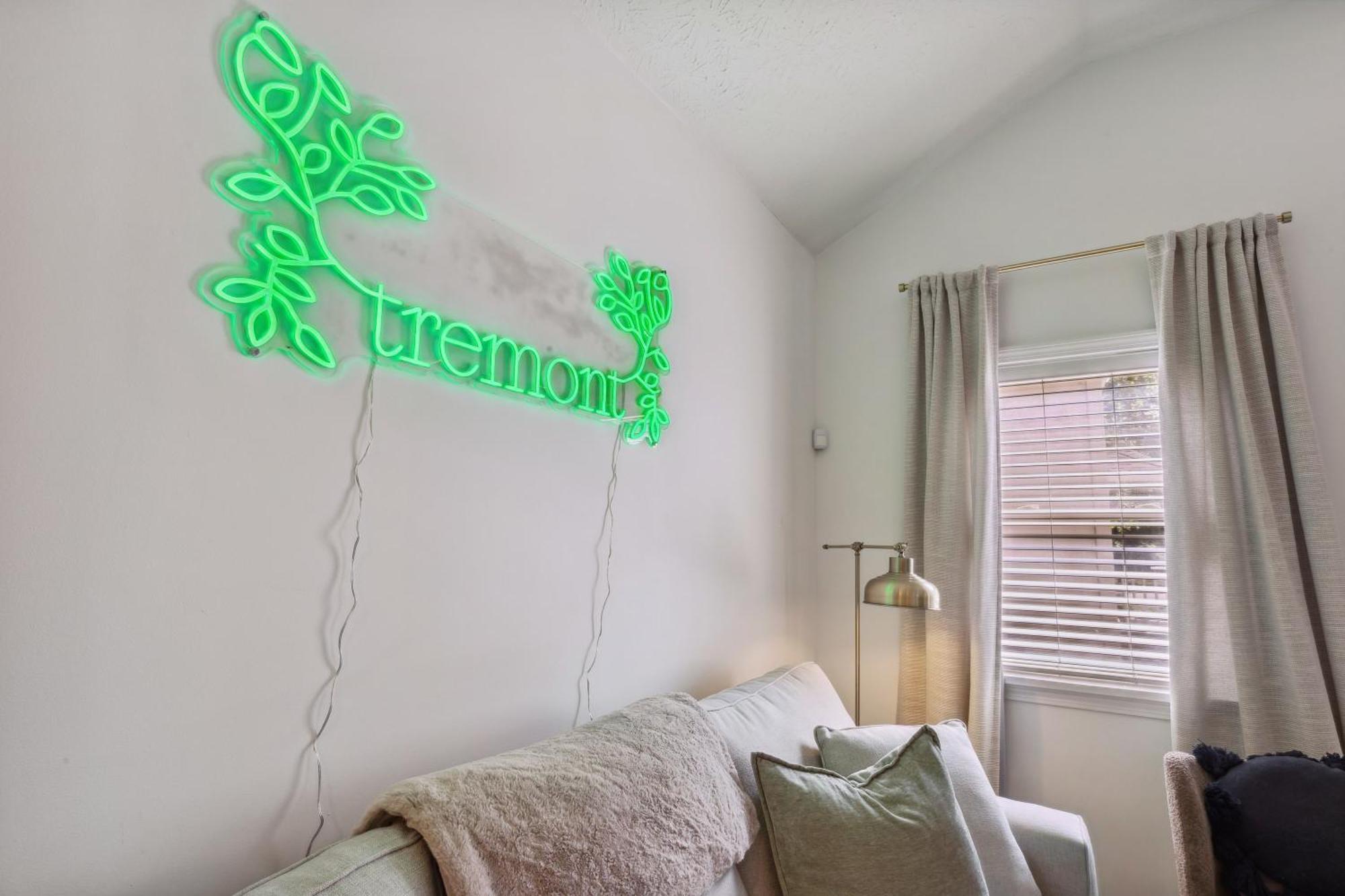 Newly Renovated Tremont Treasure I Cozy + Modern Villa คลีฟแลนด์ ภายนอก รูปภาพ