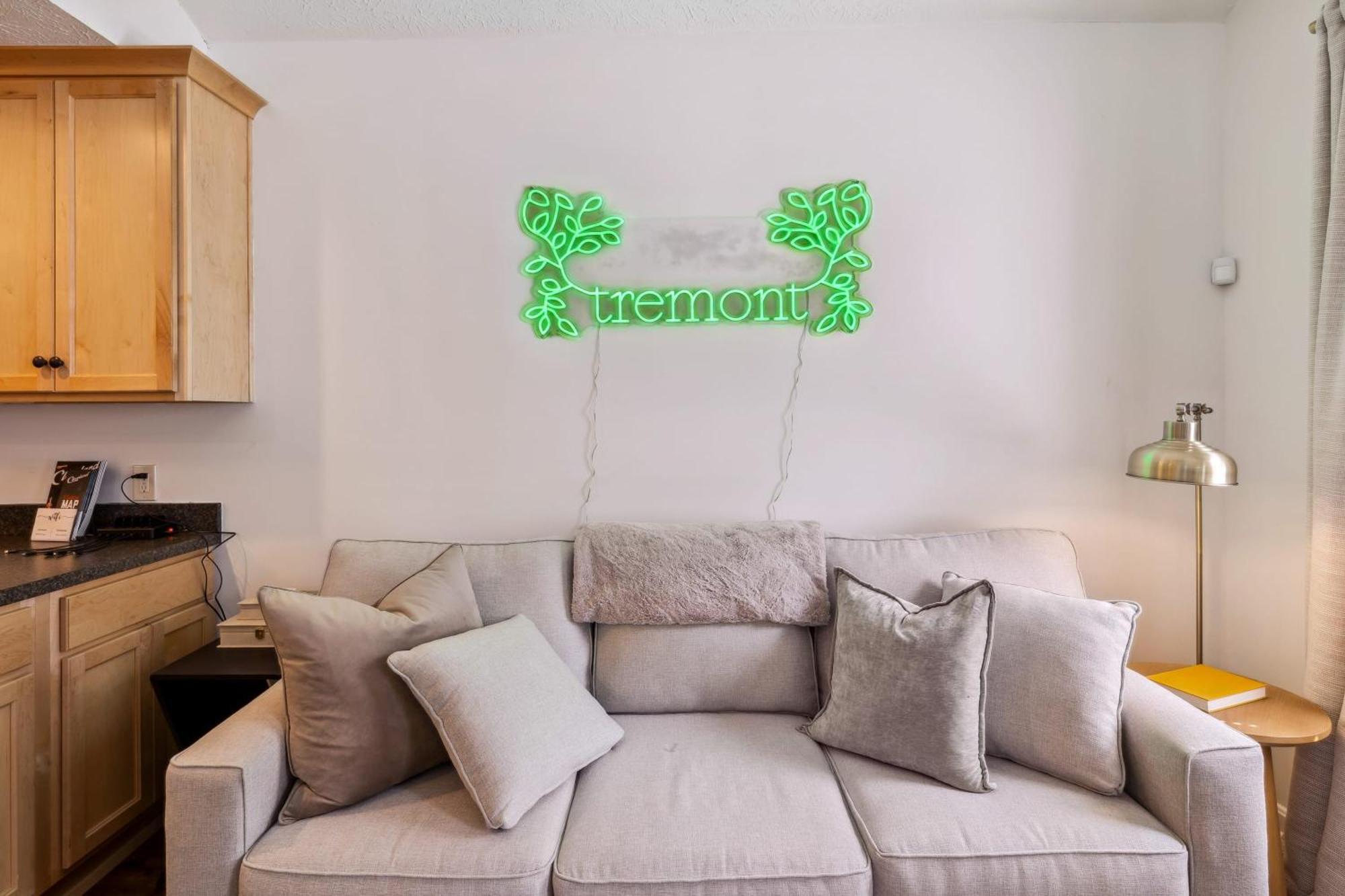 Newly Renovated Tremont Treasure I Cozy + Modern Villa คลีฟแลนด์ ภายนอก รูปภาพ